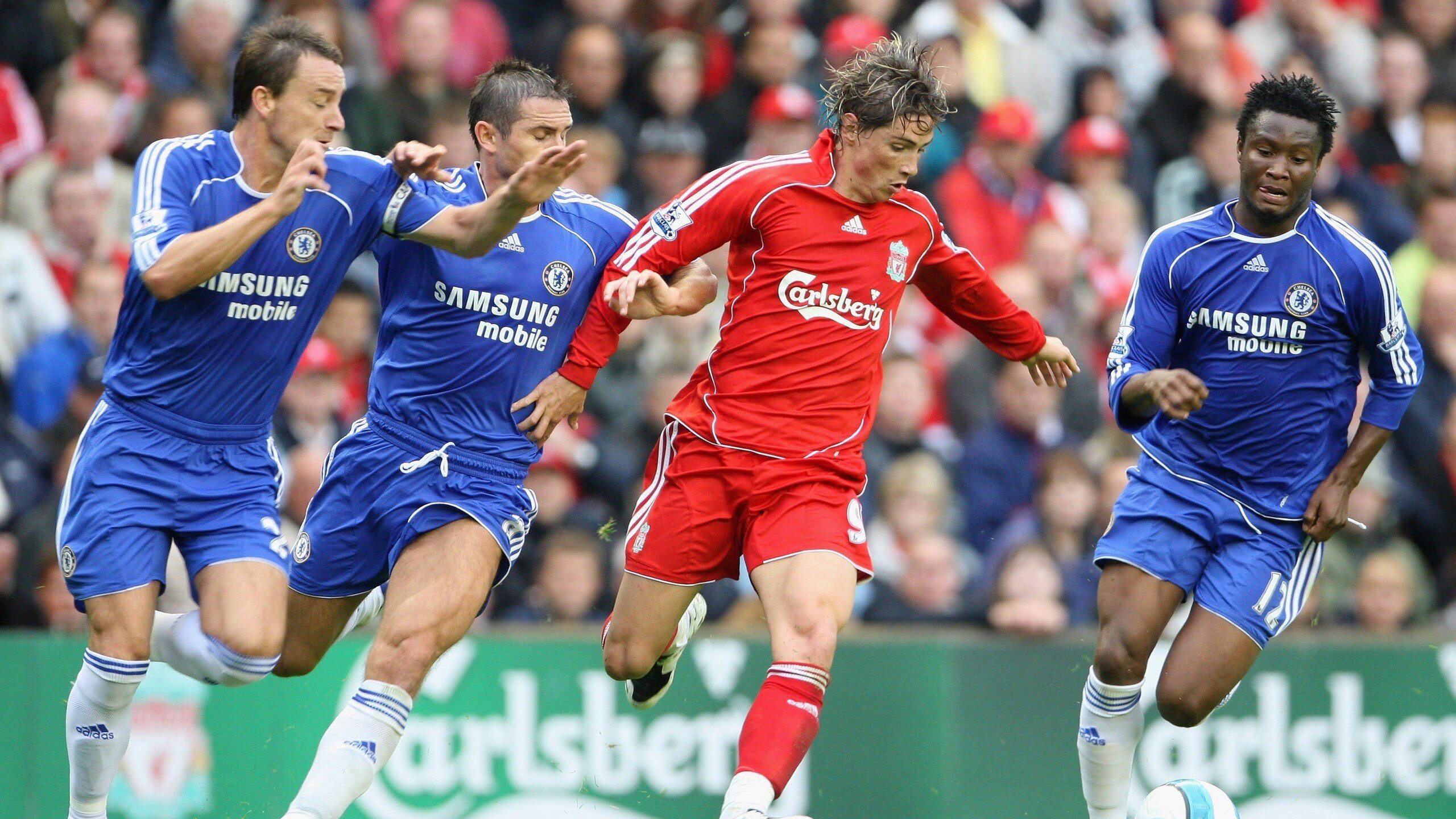 _蓝天热气球赛：在空中遨游极限_，热气球飞上天空的视频